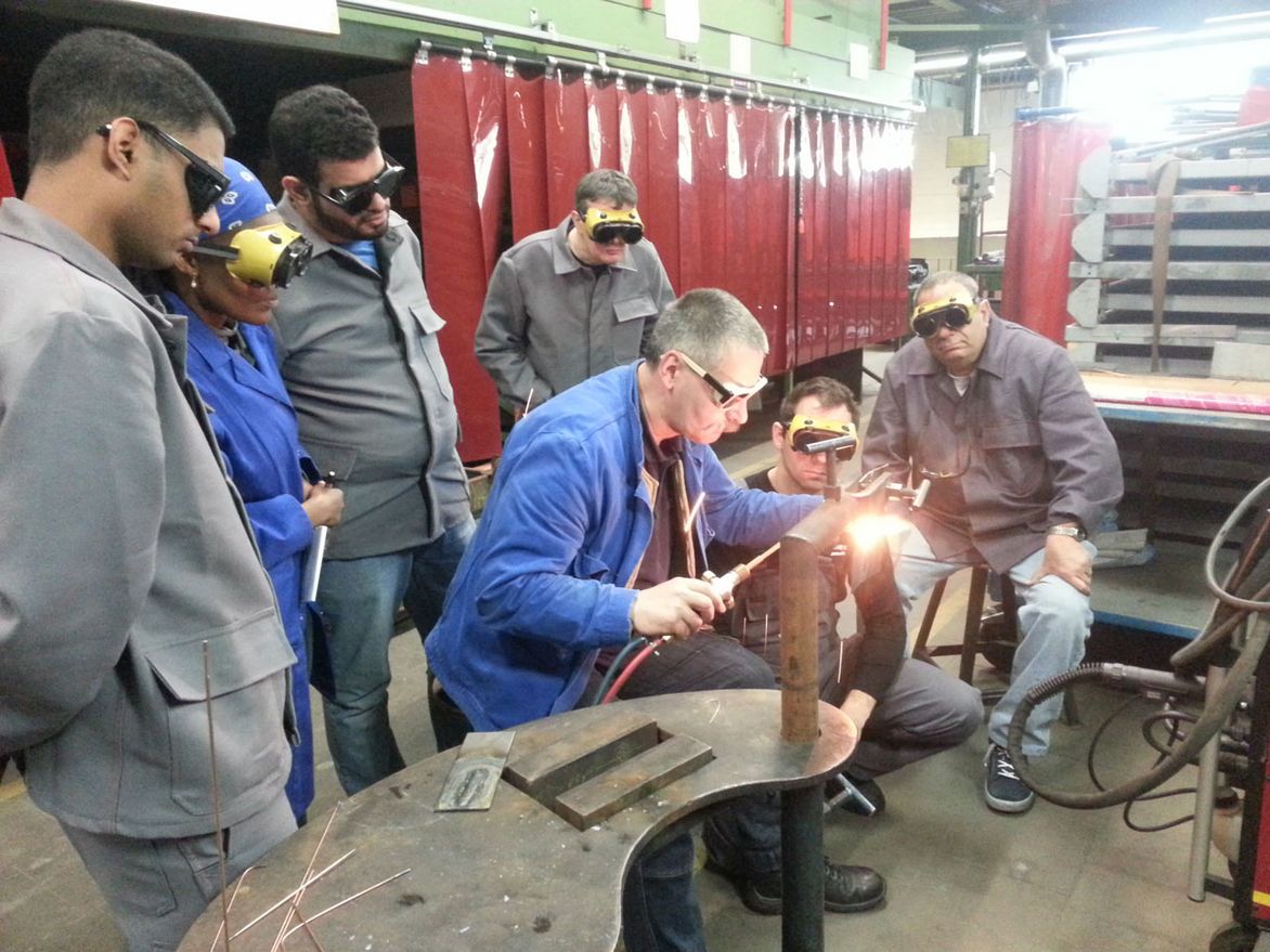 Ein Mitarbeiter der GSI schult Mitarbeiter in der Autogentechnik